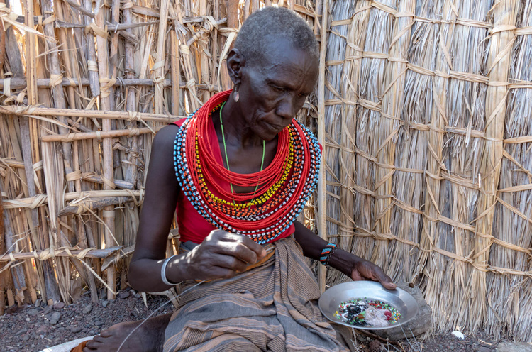 Woman working on pearls ©Jade Sea Journeys